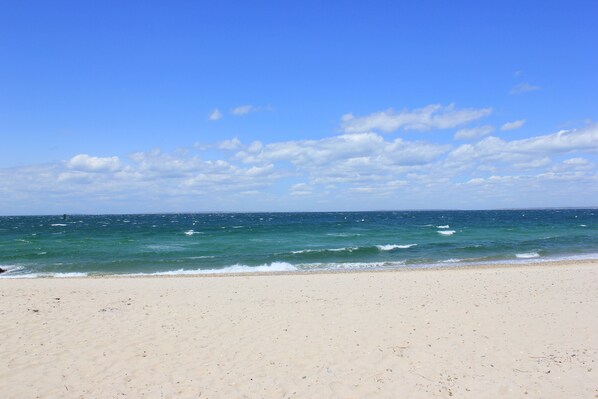 In Strandnähe, Liegestühle, Strandtücher