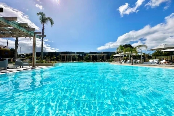 Una piscina al aire libre, una piscina climatizada