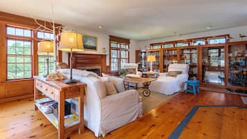 Smart-TV, Kamin, DVD-Player, Bücher