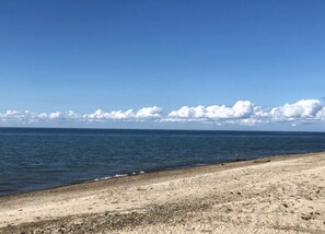 På stranden, solstolar och strandhanddukar
