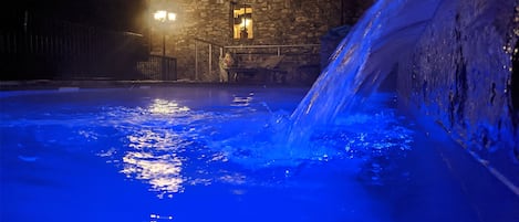 Alberca al aire libre y alberca climatizada