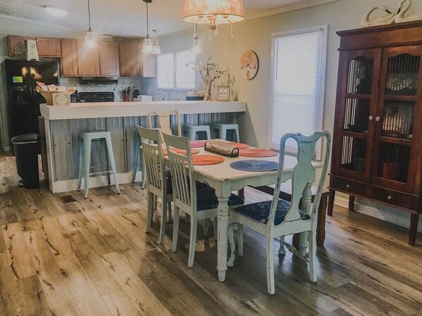 Dining - Sea La Vie Coastal Cottage with Hot tub (Sneads Ferry)