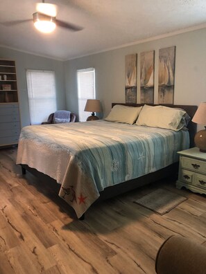 3 bedrooms, iron/ironing board, travel cot, free WiFi - Sea La Vie Coastal Cottage with Hot tub (Sneads Ferry)