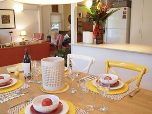 Dining - Retro Beach House on Pearl Beach (Pearl Beach)