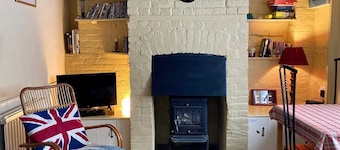 16th Century Cottage Situated Opposite The Medieval Landgate Arch