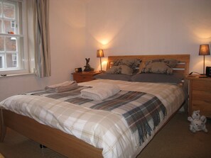 2 bedrooms, iron/ironing board, free WiFi, bed sheets - 16th Century Cottage Situated Opposite The Medieval Landgate Arch (Rye)