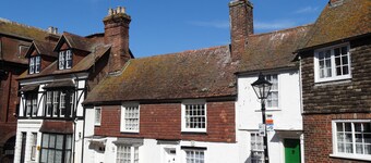 16th Century Cottage ligger rett overfor middelalderens Landgate Arch