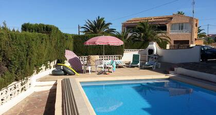 5 DBR Villa. Dual-Ebene mit eigenem Pool. Zu Fuß zum Strand Levante von Calpe