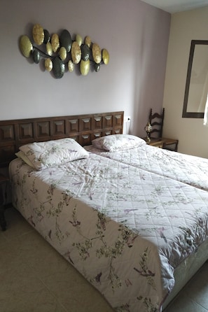 5 bedrooms, iron/ironing board, free WiFi, bed sheets - 5 DBR villa.Dual level with own pool. Walking distance to Calpe's Levante beach (Alicante)