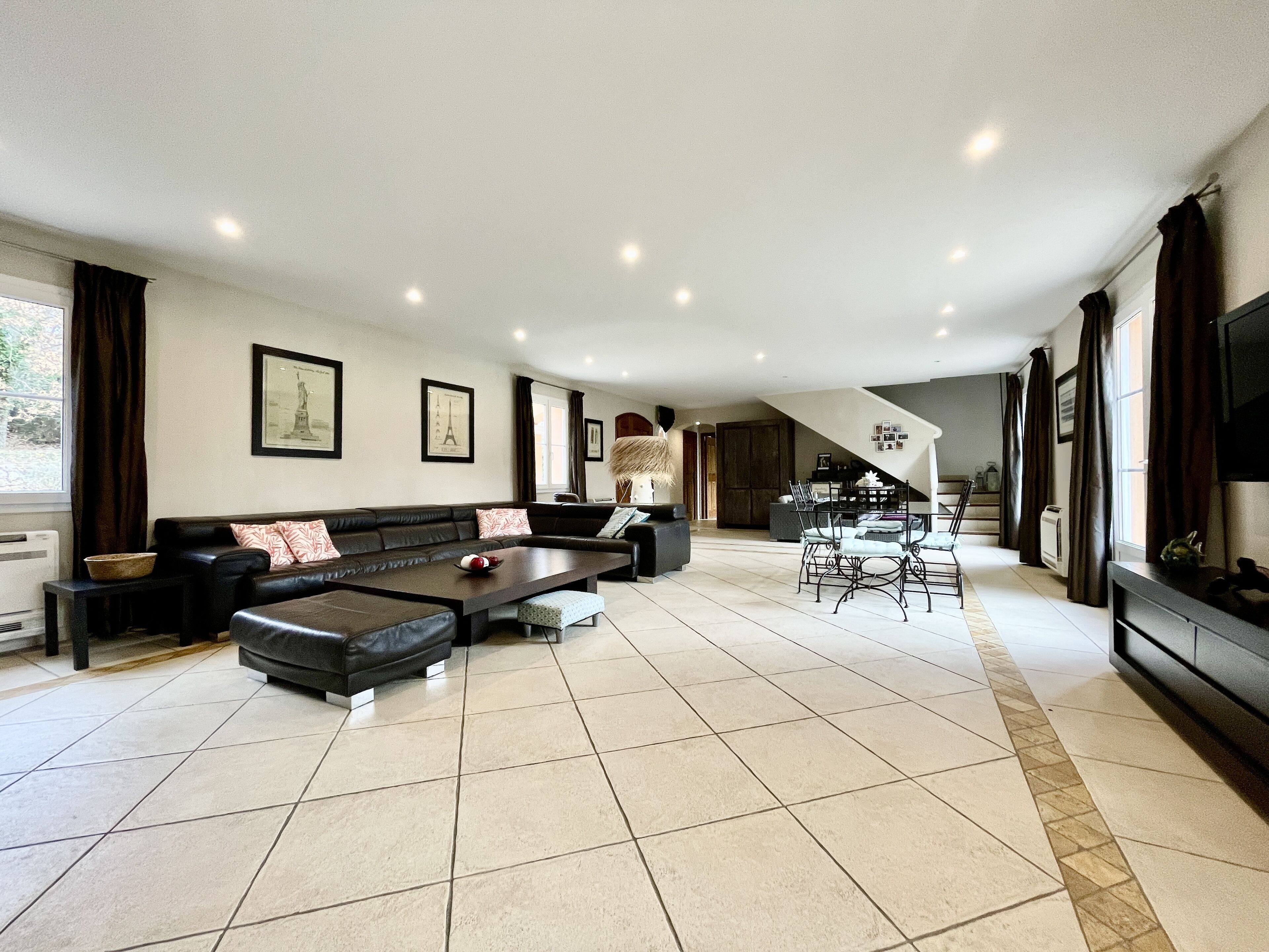 Smart-tv, een tafeltennistafel, boeken en een stereo