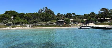 Plage à proximité, chaises longues