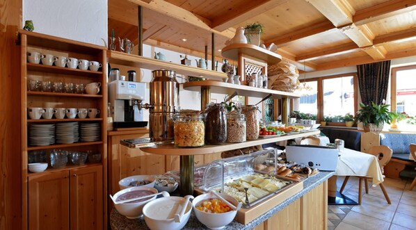 Daily buffet breakfast (EUR 11.90 per person) - Hotel Theresia Garni (Sankt Johann in Tirol)