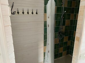 تجهيزات دش، مجففات شعر، مناشف، ورق حمّام