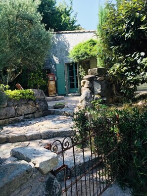 Property grounds - Charming stone house, a peaceful little paradise surrounded by mountains ... (Ucciani)