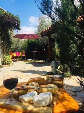 Outdoor dining - Charming stone house, a peaceful little paradise surrounded by mountains ... (Ucciani)