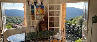 Maison de village sur flanc de colline rénovée avec piscine et vue magnifique