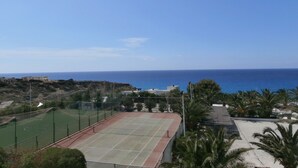 A tennis court with a view of the ocean and a clear sky. - Seaview Villa. Quiet and peaceful, relax and chill out (Lassithi)