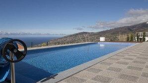 A swimming pool with a clear view of the sea and a mountainous landscape in the background. - Villa Guinea - Fantastic House With Spectacular Views And Pool  (Funchal- Madeira)