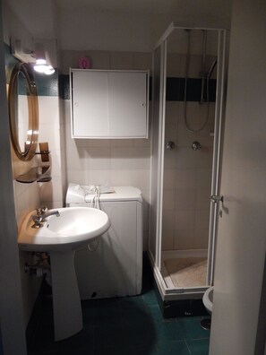 Ensemble douche/baignoire, sèche-cheveux, bidet