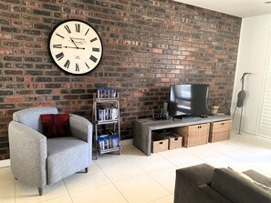 Smart TV, videojuegos, reproductor de DVD y libros 