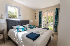 4 عدّة غرف نوم وخزنة داخل الغرفة ومكتب ومكواة/لوح كي