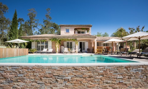 Quiet Provencal property, private heated pool, 8-9 people, 3 km from the sea