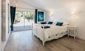 4 makuuhuonetta, tallelokero huoneessa, silitysrauta/-lauta