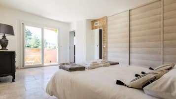 4 bedrooms, in-room safe, iron/ironing board, travel crib