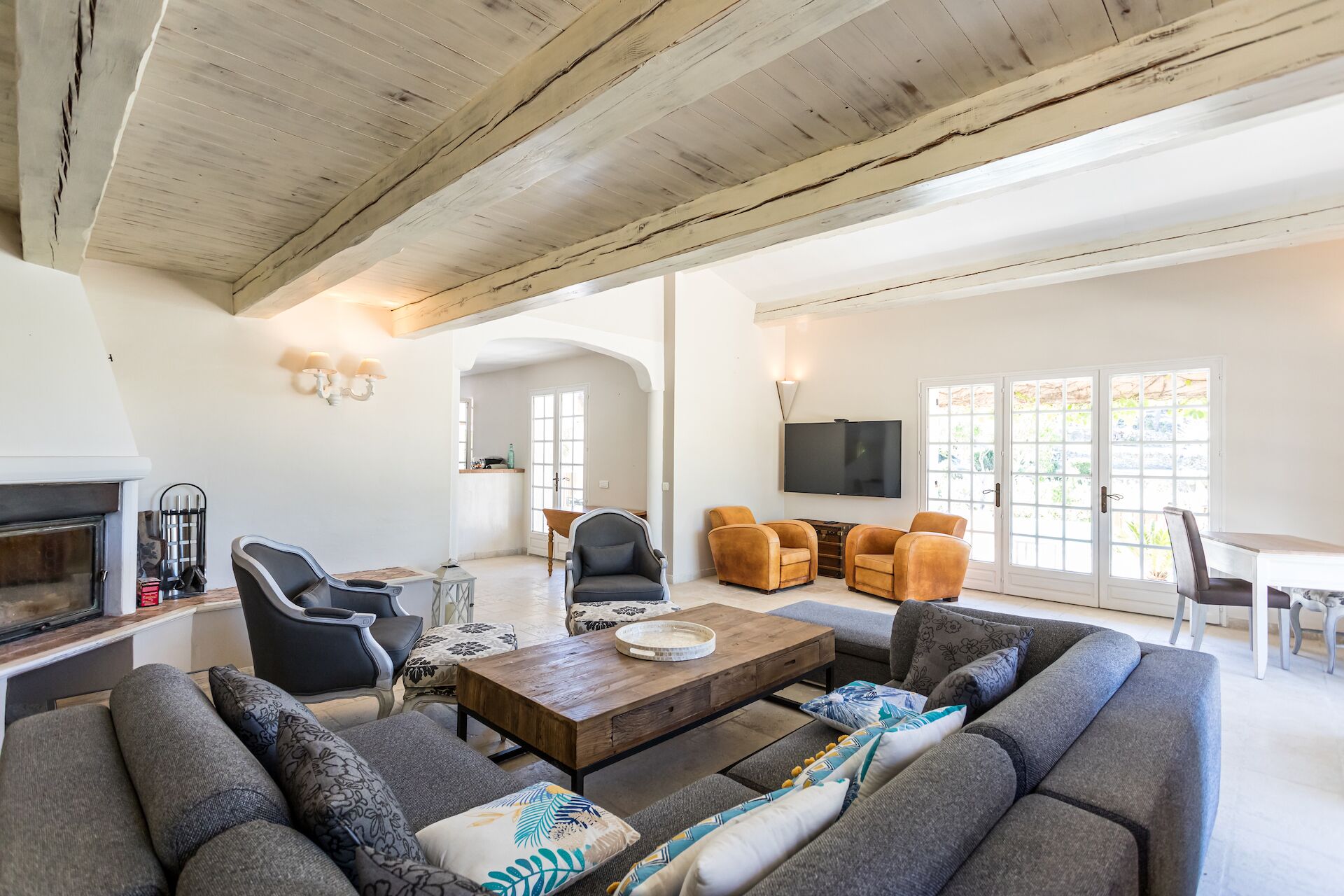 Smart TV, fireplace, books, stereo