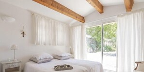 4 bedrooms, iron/ironing board, WiFi