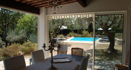Villa Spacieuse et authentique, orientée sud, piscine et terrasses