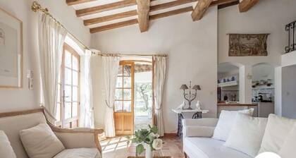 Villa Spacieuse et authentique, orientée sud, piscine et terrasses