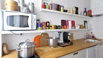 Een koelkast, een microgolfoven, een kookplaat