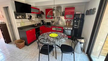 Réfrigérateur, micro-ondes, four, plaque de cuisson