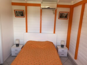 1 bedroom, iron/ironing board, internet, bed sheets