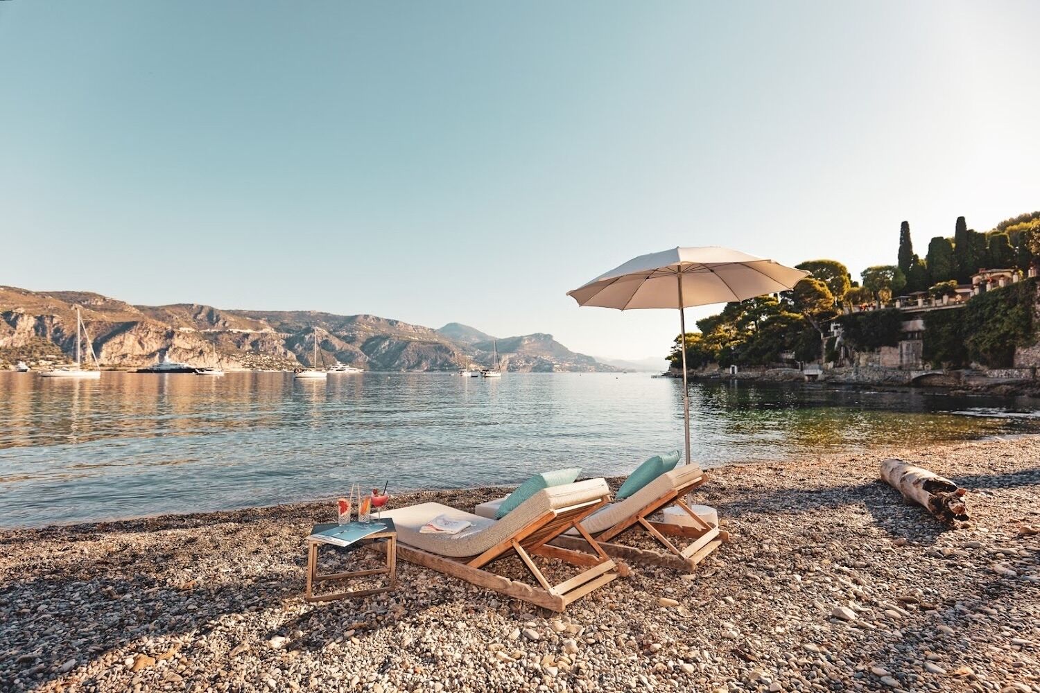 Beach nearby, sun loungers, beach towels