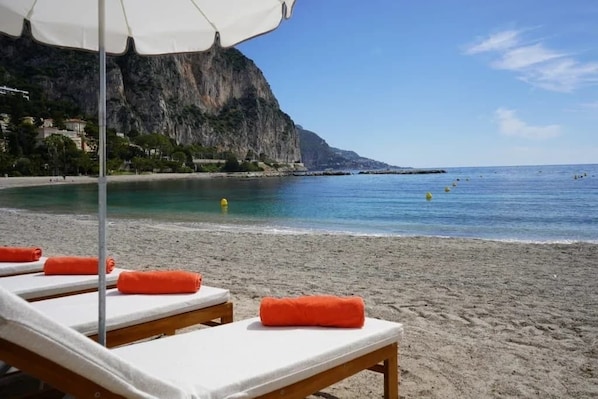 Beach nearby, sun-loungers, beach towels