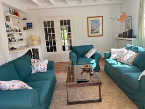 Een flatscreentelevisie, een open haard en een dvd-speler