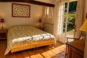 4 slaapkamers, een strijkplank/strijkijzer, reisbedje, gratis wifi