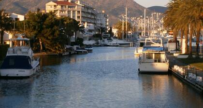 Apartment with terrace close to shops and the beach