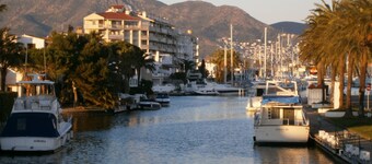Apartment with terrace close to shops and the beach