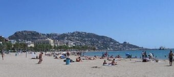 Apartment with terrace close to shops and the beach