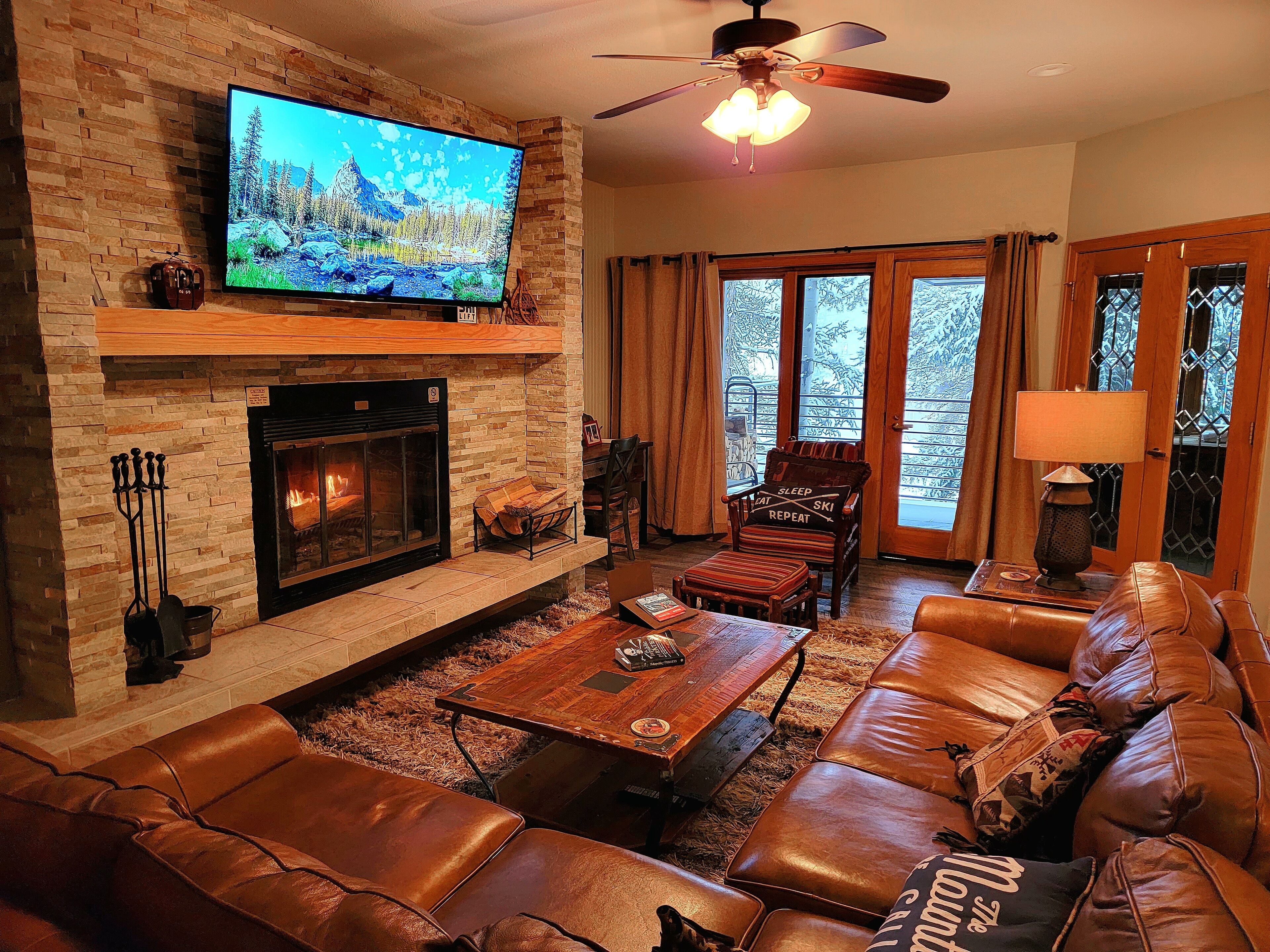 智能電視、壁爐、DVD 播放機