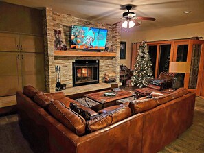 Smart TV, fireplace, DVD player - Ski In/Ski Out + Private Hot Tub + Sleeps 8 + Free Parking  (Keystone)