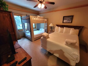 2 bedrooms, in-room safe, desk, iron/ironing board