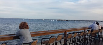 Luxurious Entire Top Floor Condo 2 Fireplaces - 1200 sq ft, WIFI