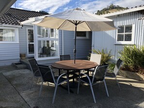 Outdoor dining - Lemon Tree Cottage, ideal for families or couples (Nelson City)
