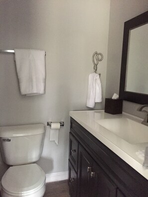 Hårføner, håndklær, såpe og toalettpapir