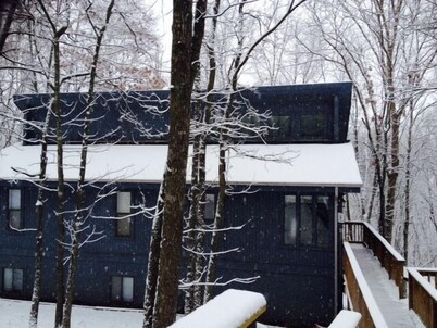 Great Five-Bedroom Massanutten Lodge for You to Relax -Military Discounts Avail