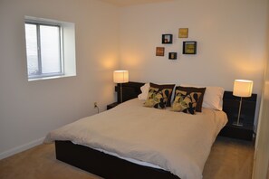 5 Schlafzimmer, Schreibtisch, Bügeleisen/Bügelbrett, WLAN